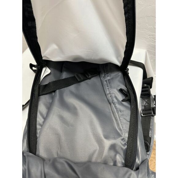 Outdoor‎ Products H2O 2L Hydration Backpack Cycling Running Hiking Gray White - Picture 9 of 9